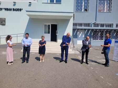 Учениците от две поморийски училища започват годината в обновени сгради, кметът Иван Алексиев ги откри