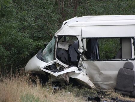 Шофьорът и трима пътници са загинали осем са ранените Най