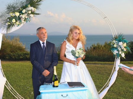 Стилното сватбено тържество се проведе на морския бряг в Бийч