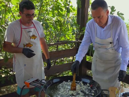Вижте как кметът на Бургас Димитър Николов сготви чудна черноморска паеля „Света Анастасия“