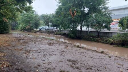 Потопът в Добричко: 53-ма човека са евакуирани