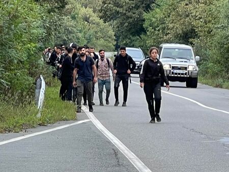 Хванаха 50 мигранти, докато си чакат каналджиите на главния път до село Крушевец