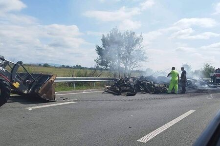 На мястото има пожарна два автомобила на жандармерията Пожар има