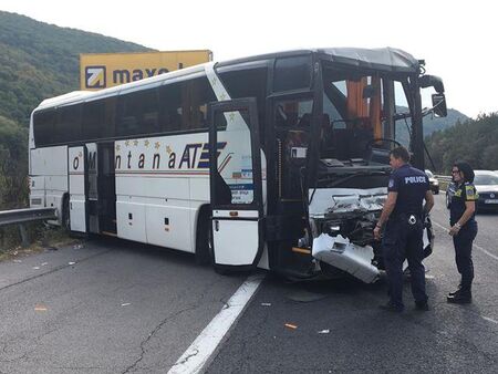 След гонка с полицията: Отново катастрофа на автобус с нелегални мигранти