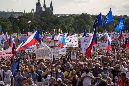 Над 70 хил души се събраха на централния Вацлавски площад протестирайки