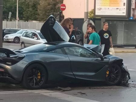 McLaren 720S катастрофира зрелищно в София
