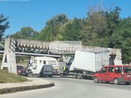 Камион на платформа се заби в мост край Гребната база в Пловдив
