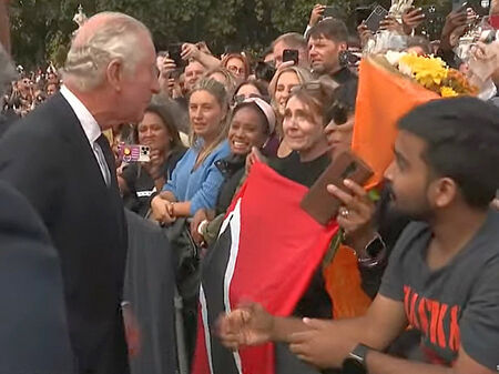 На живо: Хиляди посрещат крал Чарлз при пристигането му в Бъкингамския дворец