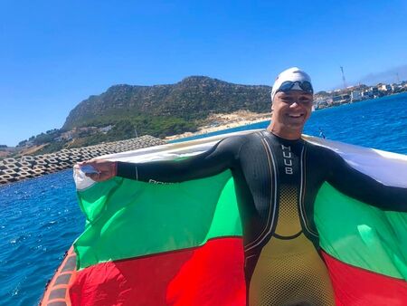Уникален Цанко Цанков! Бургаският шампион преплува първи Гибралтарския проток