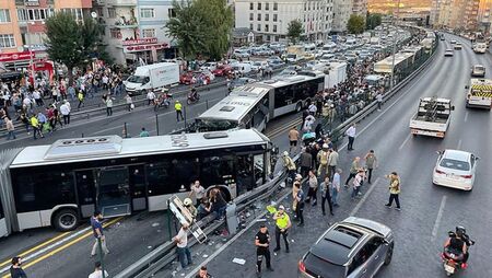 Общо четири метробуса участват в инцидента 99 души са ранени