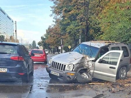 За минути редица столични улици булеварди бяха залети от вода