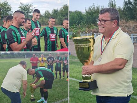 Благодарност: ФК „Камено” подари купата си на кмета Жельо Вардунски