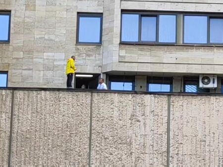 Мъж опита да се хвърли от хотел в Добрич, спряха го (ВИДЕО)