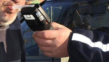 Вторият дошъл пред районното да помогне с местенето на колата