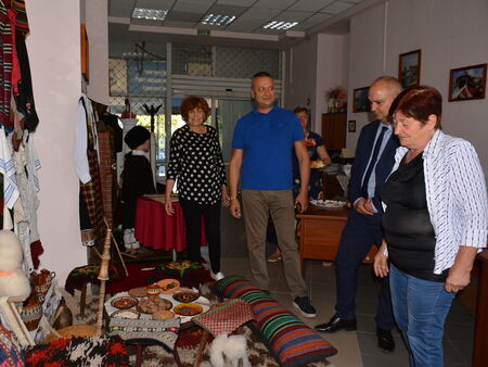 Кандидатите на БСП Станимир Баев и Тодор Байчев на среща с членове на пенсионерския клуб в Пристанище-Бургас