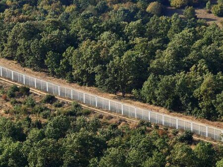 Военни и полицаи ремонтират оградата на границата с Турция