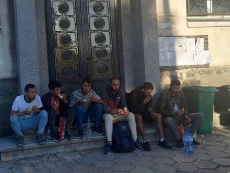 Кметът на Трояново извърши граждански арест на мигранти, нахрани ги и предаде на граничарите