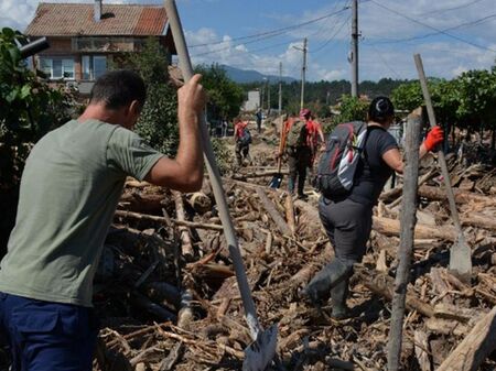 600 държавни служители стават доброволци в Карловско, все още има непроходими улици