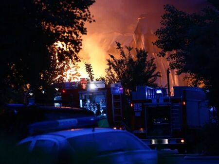 Гори хотел Централ пълно е с линейки и пожарни Голям