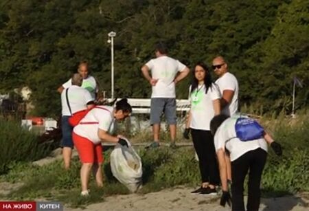 Морето изхвърля боклуци след гръмотевичната буря, водолази и доброволци чистят плажове в Китен