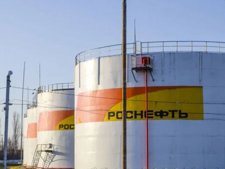 Ще купуваме от прекупвачи руския петрол, от който ЕС ще се откаже?