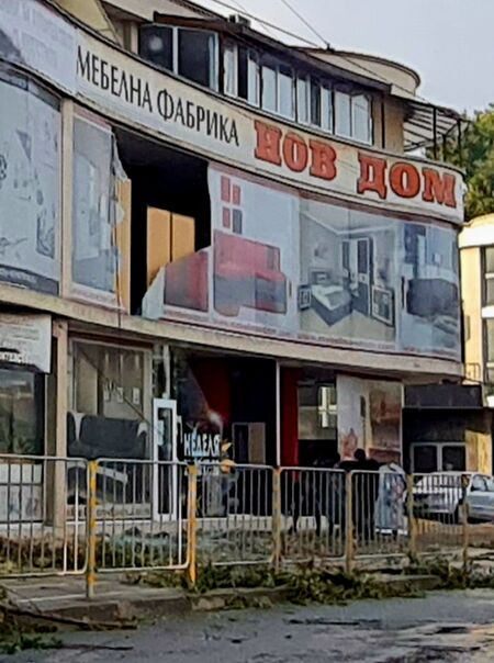 Бедствието потроши витрините на култов мебелен магазин в Кумлука, спални и дивани отиват на боклука
