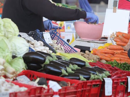Цените вървят нагоре и тази седмица, по-скъпи домати, брашно, кашкавал