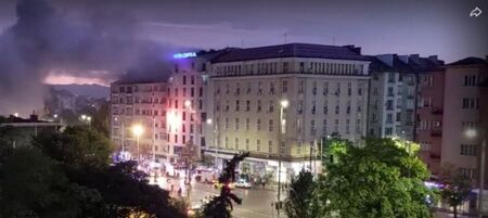 Зарядно за телефон запалило хотела в София