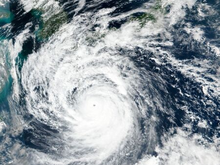 Чакат невиждан тайфун в Япония, зоват граждани да се евакуират