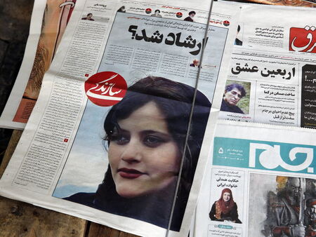 Смъртта на жена, арестувана за нарушаване на шериата, предизвика протести в Иран