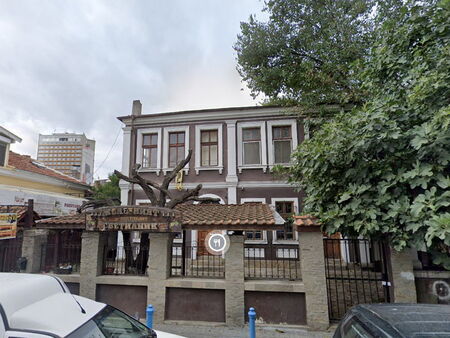Държавата продава на търг стара сграда в центъра на Бургас – начална цена 400 000 лв.
