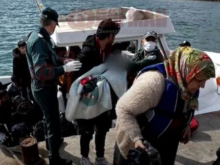 Драма с мигрантите, прекосили морето: Изстинали са, а двумесечното бебе настанено в инфекциозна клиника