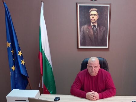 Екшън край Трояново: Кметът Димитър Николов задържа каналджия