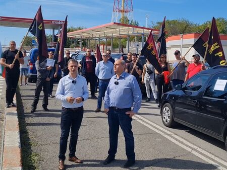 ВМРО блокира входа на комбината „Лукойл Нефтохим“