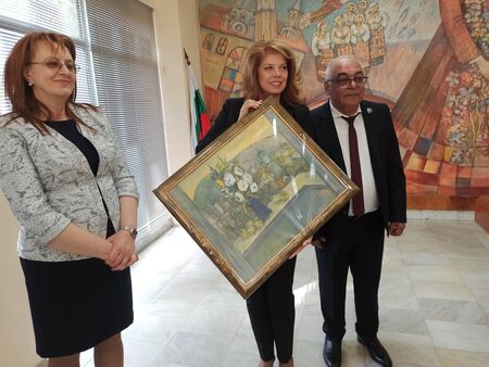 Кметът на Карнобат с жест към вицепрезидента, подари на Йотова уникална картина на Ненчо Русев
