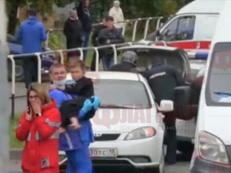 В минутите след стрелбата в училището в Ижевск са работили 26 спешни медицински екипа. 11 деца и шестима възрастни обаче починаха