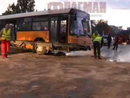 Блокада на булевард в София след катастрофа с автобус на градския транспорт