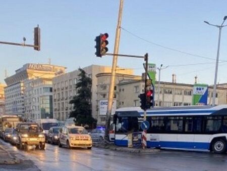 Автобус се блъсна в светофар във Варна