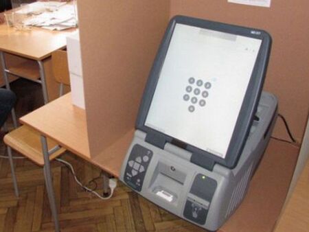 Община Созопол показва на гражданите как да гласуват с електронна машина на 2 октомври