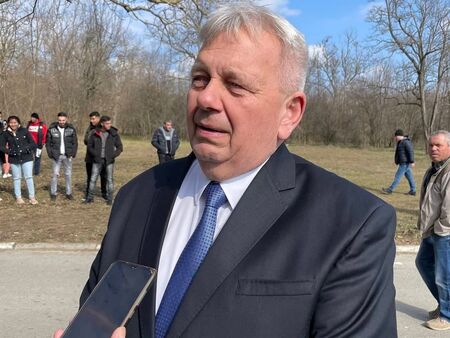 Сградата никога не е обновявана изцяло откакто е построена в далечната 1974