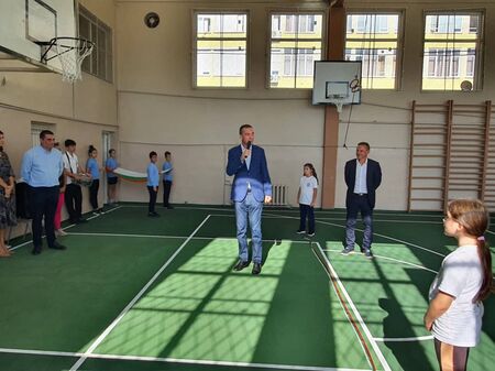 ОУ "Антон Страшимиров" откри обновен физкултурен салон