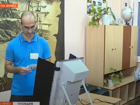 Вотът в пловдивската секция с дефектиралите машини започна, първият избирател гласува