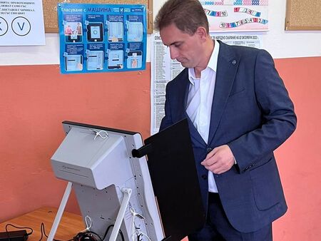 Севим Али: Гласувах за сигурност и стабилност в България