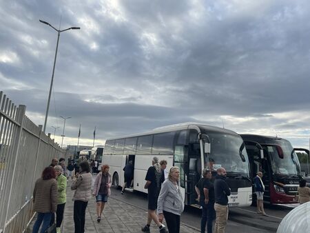 Туристическите автобуси чакат по 5 часа на Капитан Андреево заради изборите