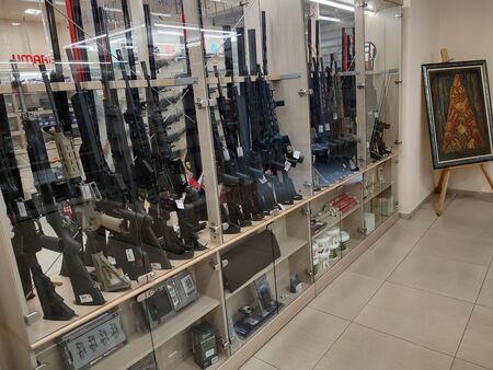 ВИП оръжеен магазин Бургас направи пълно презареждане (СНИМКИ)