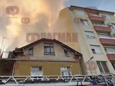 Голям пожар в София, гори двуетажна къща