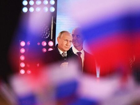 Путин на 70: Вместо в тайгата с Шойгу, сам в бункера с книга в ръка
