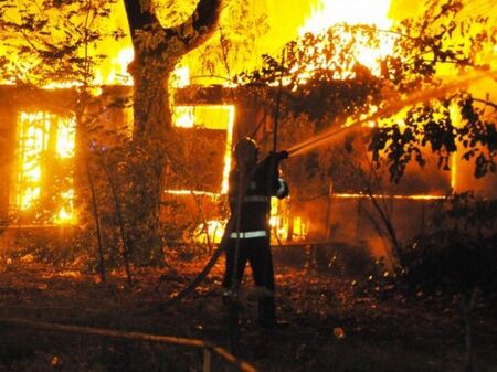 Бунгало изгоря като факла край Царево заради самоделно ел. табло на собствениците