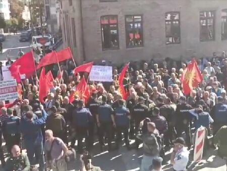 "Татари и фашисти" скандират в Охрид преди откриването на българския клуб в града