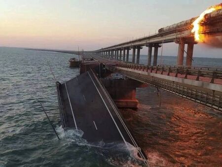 Взрив и огромен пожар избухнаха на стратегическия за Русия Кримски мост (ВИДЕО)
